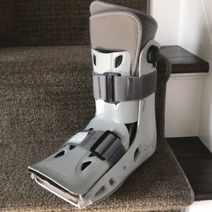 Medical walking boot